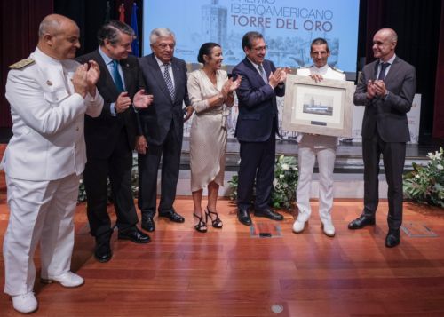   Entrega del premio iberoamericano Torre del Oro al comandante del Juan Sebastin Elcano