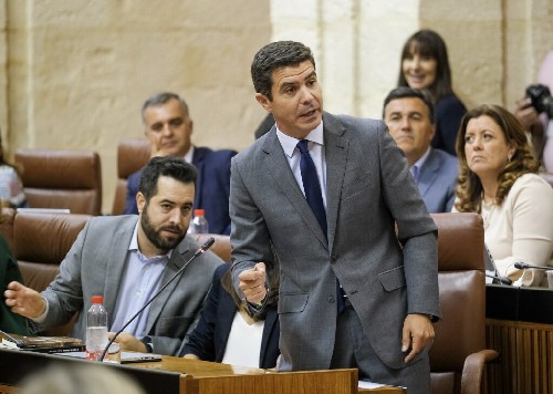 El portavoz del Grupo Ciudadanos, Sergio Romero, se dirige al presidente de la Junta de Andaluca 