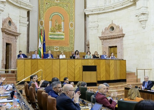 Imagen de la Mesa y del Pleno del Parlamento aplaudiendo tras la Declaracin Institucional leda por su presidenta, Marta Bosquet 