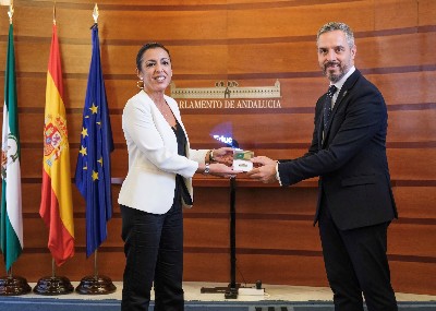  La presidenta del Parlamento, Marta Bosquet, recibe de manos del consejero de Hacienda, Juan Bravo, el proyecto de Ley del Presupuesto de la Comunidad Autnoma para 2020
