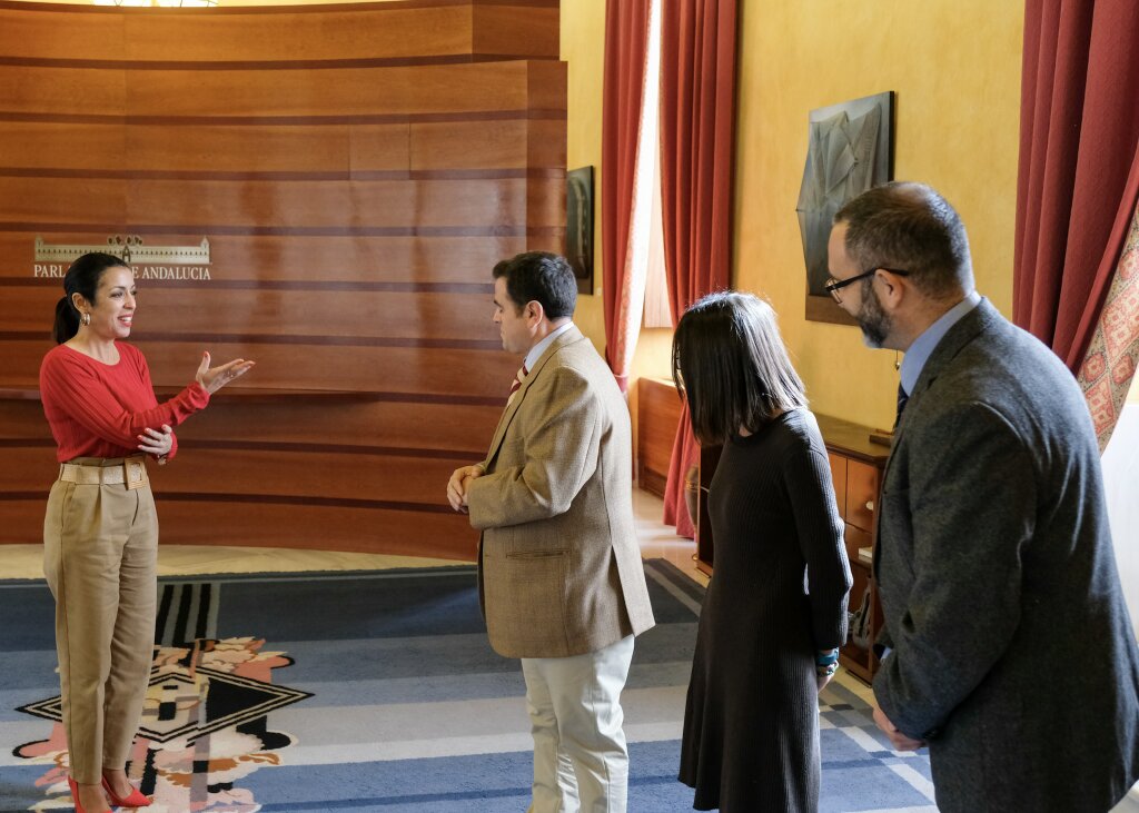 Momento en el que la presidenta del Parlamento, Marta Bosquet, saluda a los representantes de la Fundacin Andaluza Accesibilidad y Personas Sordas en lenguaje de signos