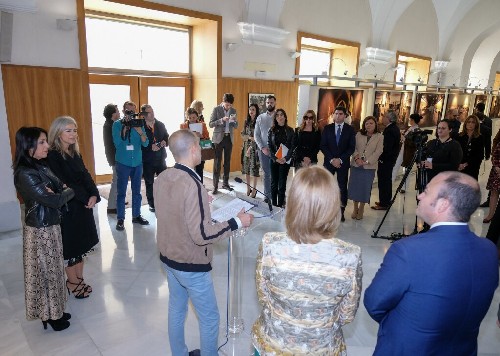 Autoridades, diputados, medios y asistentes a la inauguracin de la exposicin  de fotografas 'Flamenco. Cdigo Abierto' que podr visitarse en el Parlamento andaluz