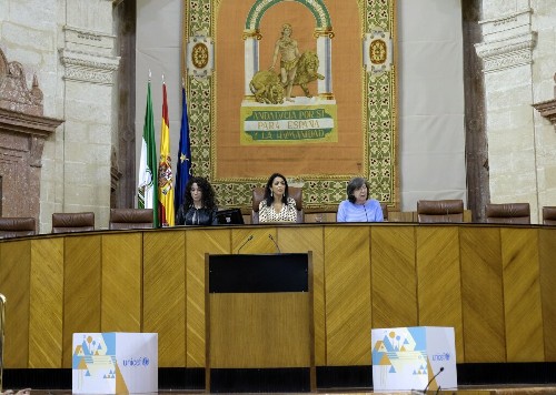 De izquierda a derecha Roco Ruiz, consejera de Igualdad, Marta Bosquet, presidenta del Parlamento de Andaluca y Claudia Zafra, presidenta de UNICEF Andaluca al inicio del Pleno  