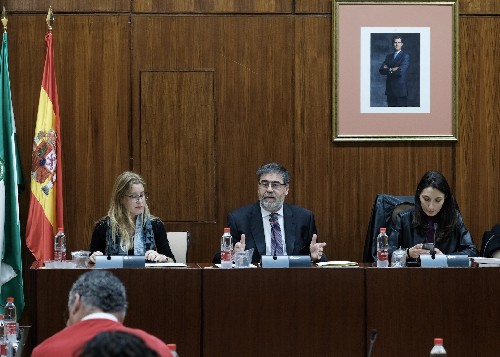 La Mesa de la Comisin de Economa durante la comparecencia del presidente de la Cmara de Cuentas de Andaluca, Antonio Lpez 