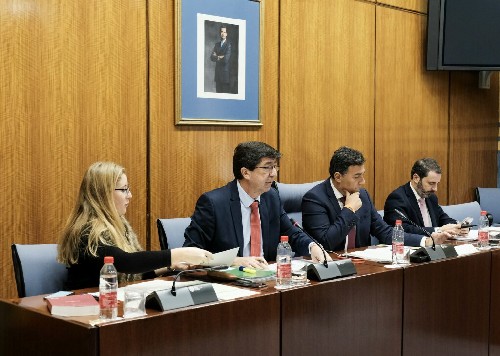La Mesa de la Comisin de Turismo al inicio de la comparecencia del consejero titular, Juan Marn 