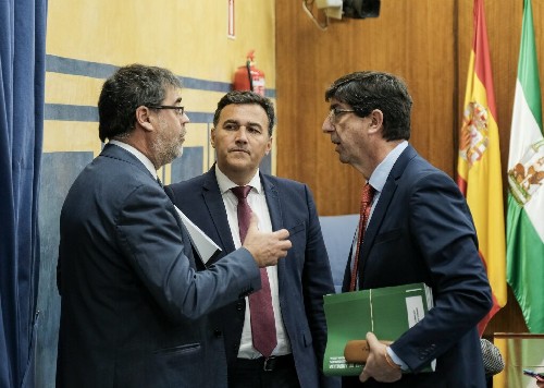 Juan Marn y Antonio Lpez conversan en presencia del presidente de la Comisin de Turismo, Carlos Hernndez 