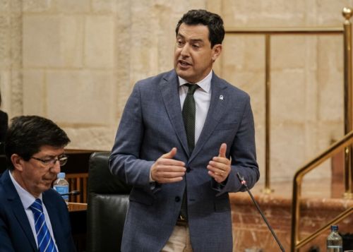 El presidente de la Junta de Andaluca, Juan Manuel Moreno, contesta al portavoz de Ciudadanos durante la sesin de control 