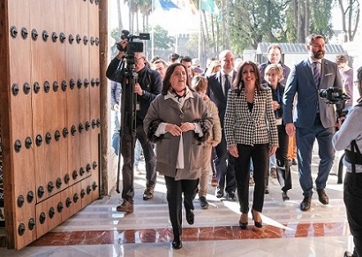 Entrada del primer grupo de visitantes que se han acercado a conocer el Parlamento de Andaluca en la Jornada de Puerta Abiertas acompaados de la presidenta del Parlamento