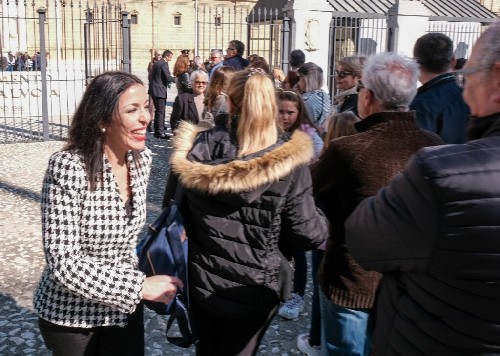Marta Bosquet se ha acercado a saludar al pblico que esperaba en la cola para acceder a la visita en la Jornada de Puertas Abiertas 