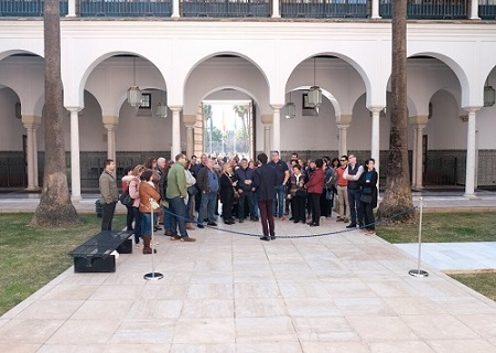 Un grupo de visitantes recibe explicaciones sobre la fachada del Saln de Plenos