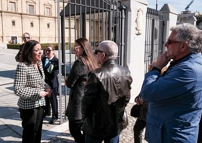  La presidenta Marta Bosquet recibe a las puertas del Parlamento a los visitantes que aguardan en la cola 