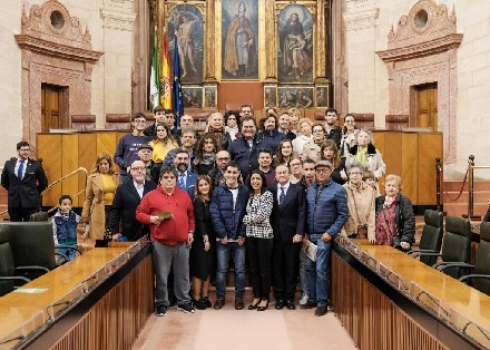  Foto de familia de la presidenta Bosquet y los diputados asistentes junto a la primera visita en el Saln de Plenos 