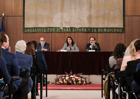  La presidenta del Parlamento de Andaluca, Marta Bosquet, acompaada de Bernardo Bueno, presidente de la Asociacin de Exdiputados  y de Plcido Fernndez-Viagas, exletrado del Parlamento