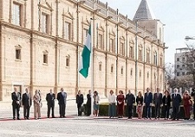   La presidenta del Parlamento, Marta Bosquet, iza la bandera andaluza ante la fachada de la sede de la Cmara en presencia de la Mesa, ex presidentes, diputados y otras autoridades