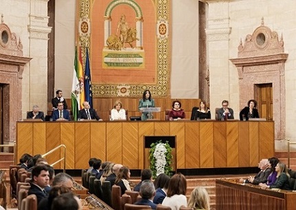  La Mesa del Parlamento durante el discurso institucional de la presidenta Marta Bosquet