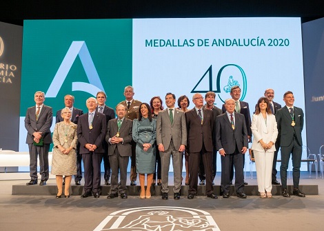  La presidenta del Parlamento y el presidente de la Junta de Andaluca junto a todos los galardonados en este 28 de febrero de 2020 