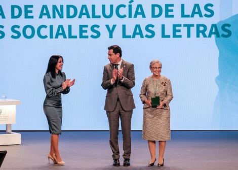 La presidenta Bosquet y el presidente Juan Manuel Moreno entregan a Mara Castellano Arroyo la Medalla de las Ciencias Sociales y las Letras 