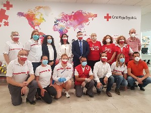  La presidenta del Parlamento, Marta Bosquet, con los voluntarios de Cruz Roja en Almera tras visitar las instalaciones