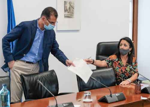  La presidenta, Marta Bosquet, recibe un documento de manos del letrado Javier Pardo