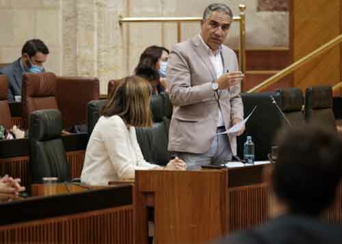  Elas Bendodo, consejero de la Presidencia, se dirige al diputado de Adelante Andaluca para dar contestacin a la pregunta 