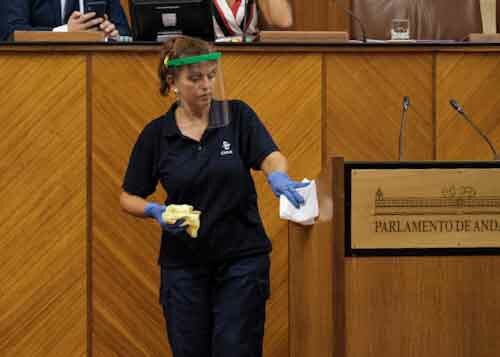 El personal de mantenimiento del Parlamento contina su imprescindible labor de desinfeccin tras cada una de las intervenciones 