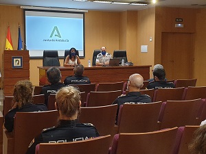   La presidenta del Parlamento, Marta Bosquet, se dirige a los miembros de la Unidad de Polica Adscrita a la Comunidad Autnoma