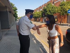  La presidenta del Parlamento Marta Bosquet, saluda al nuevo Comisario de Unidad de Polica Adscrita a la Comunidad Autnoma de Andaluca, Antonio Manuel Burgos