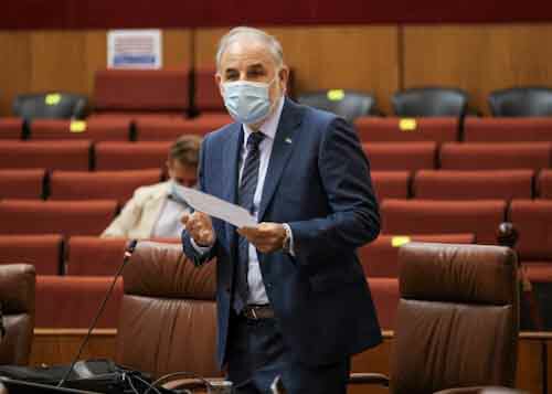 El nuevo diputado del Grupo Parlamentario Vox en Andaluca, Macario Valpuesta, formula su primera pregunta tras tomar posesin de su cargo ayer 