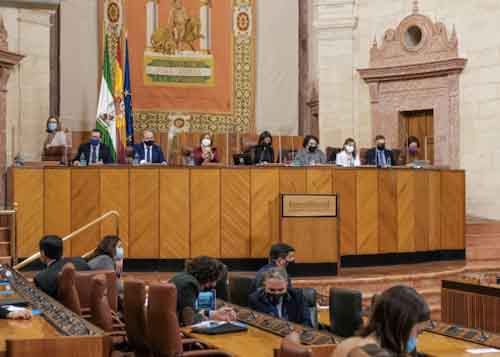 Imagen de la Mesa del Parlamento de Andaluca durante la sesin 