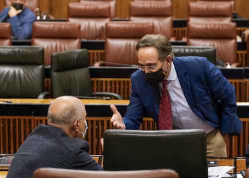 El diputado socialista Felipe Lpez saluda al consejero de Educacin, Javier Imbroda 
