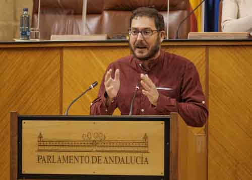 Diego Crespo, diputado no adscrito, defiende una enmienda en el pleno 