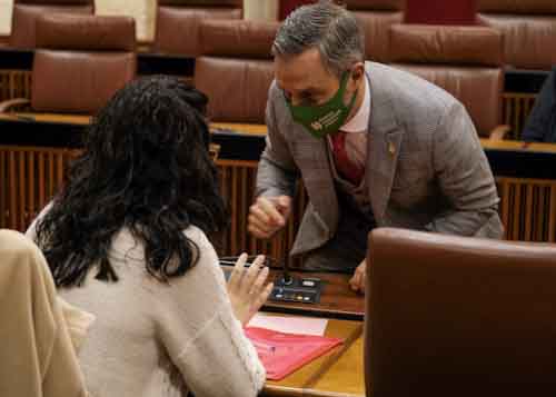  El consejero de Hacienda, Juan Bravo, intercambia impresiones con la diputada de Adelante Carmen Barranco 