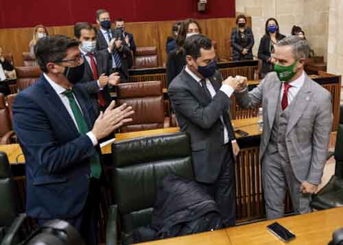    El presidente de la Junta de Andaluca, Juan Manuel Moreno, felicita al consejero de Hacienda, Juan Bravo, por la aprobacin del Presupuesto, en presencia del vicepresidente, Juan Marn 