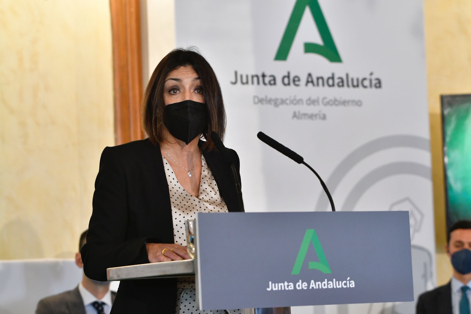   La presidenta del Parlamento, Marta Bosquet, clausura el acto del Da de Andaluca, celebrado en Almera