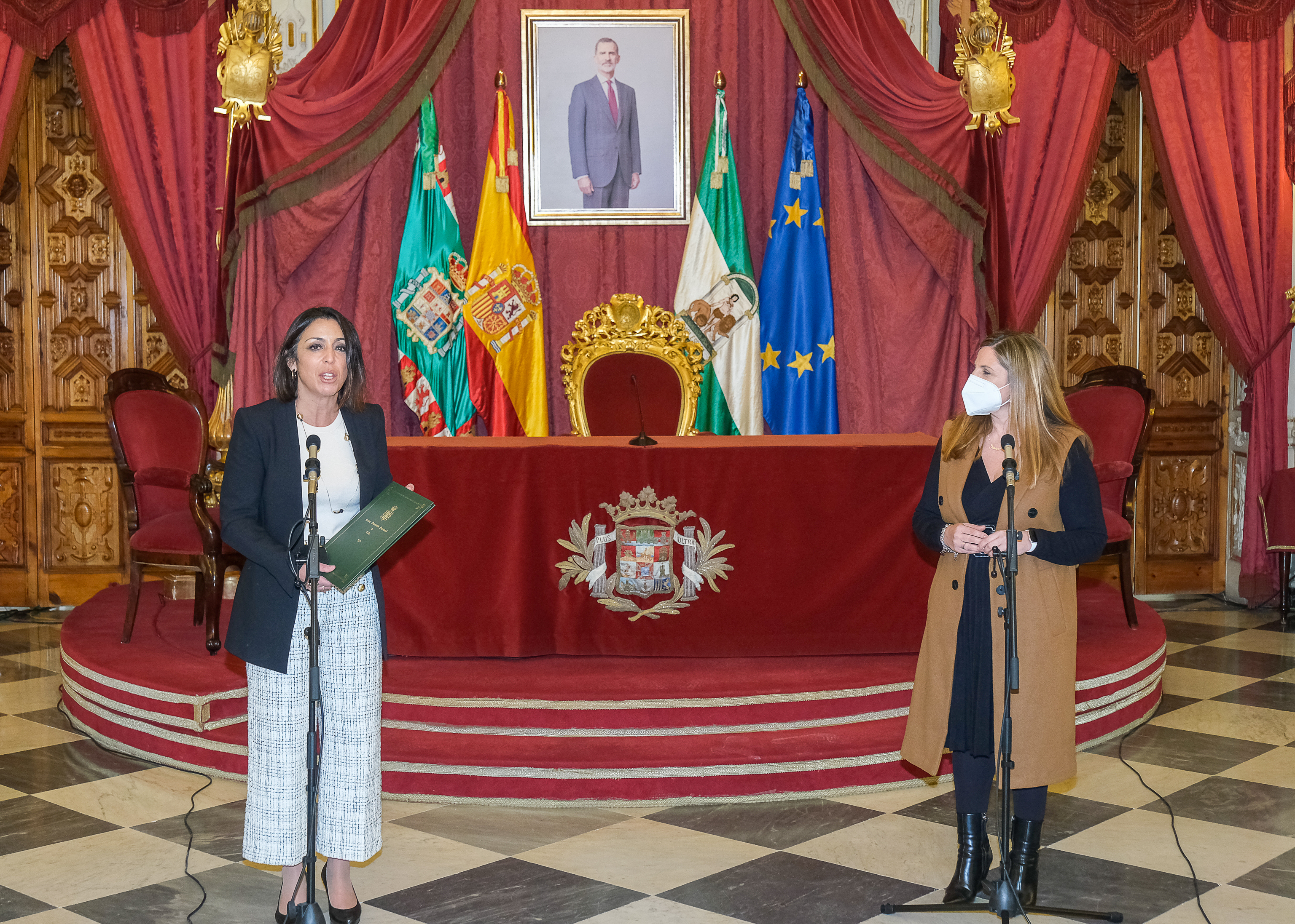   La presidenta del Parlamento, Marta Bosquet, junto a la presidenta de la Diputacin de Cdiz, Irene Garca, en la visita institucional realizada tras la reunin de la Mesa