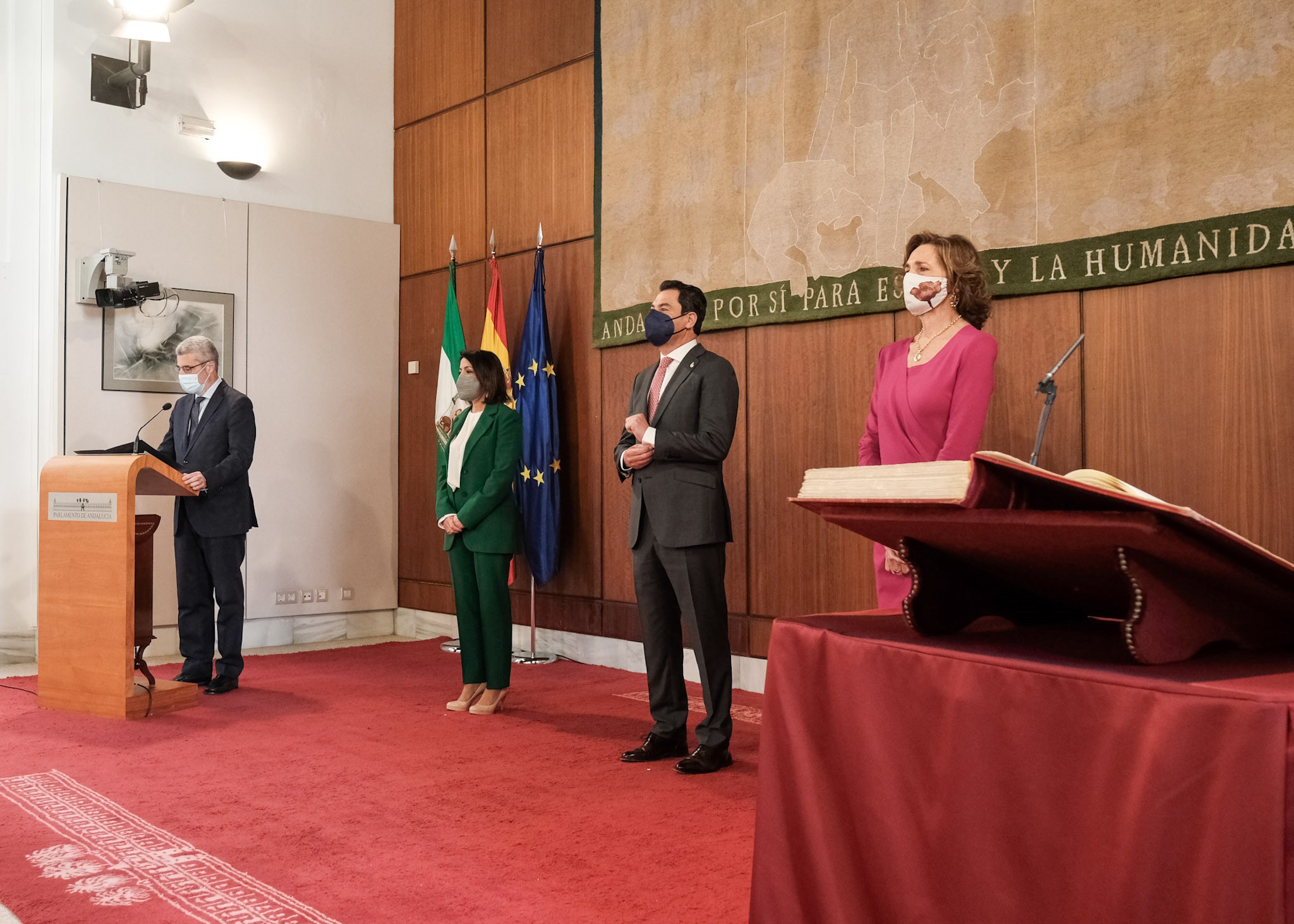  El letrado mayor del Parlamento da lectura al decreto de nombramiento de Carmen Nez como presidenta de la Cmara de Cuentas