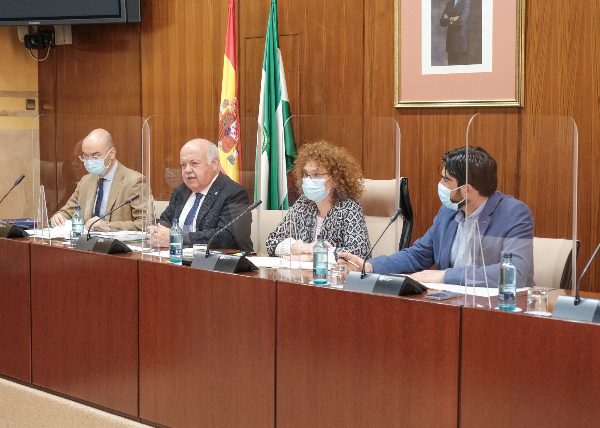  Mesa de la Comisin de Salud y Familias durante la comparecencia del consejero 