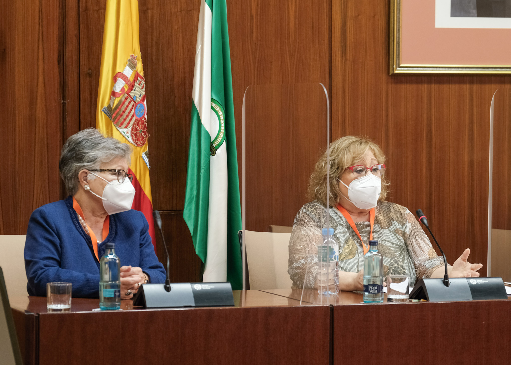    La presidenta de la Asociacin Cordobesa de Fibromialgia y Sndrome de Fatiga Crnica (ACOFI), Encarnacin Sarri, ha comparecido en la Comisin de Salud y Familias acompaada de Isabel Amor, tesorera de la asociacin