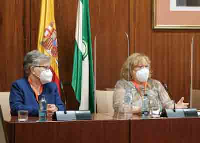    La presidenta de la Asociacin Cordobesa de Fibromialgia y Sndrome de Fatiga Crnica (ACOFI), Encarnacin Sarri, ha comparecido en la Comisin de Salud y Familias acompaada de Isabel Amor, tesorera de la asociacin