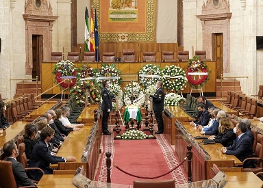 La capilla ardiente de Manuel Clavero Arvalo, instalada en el Saln de Plenos del Parlamento