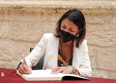 La presidenta del Parlamento, Marta Bosquet, firma en el libro de condolencias puesto a disposicin en la capilla ardiente