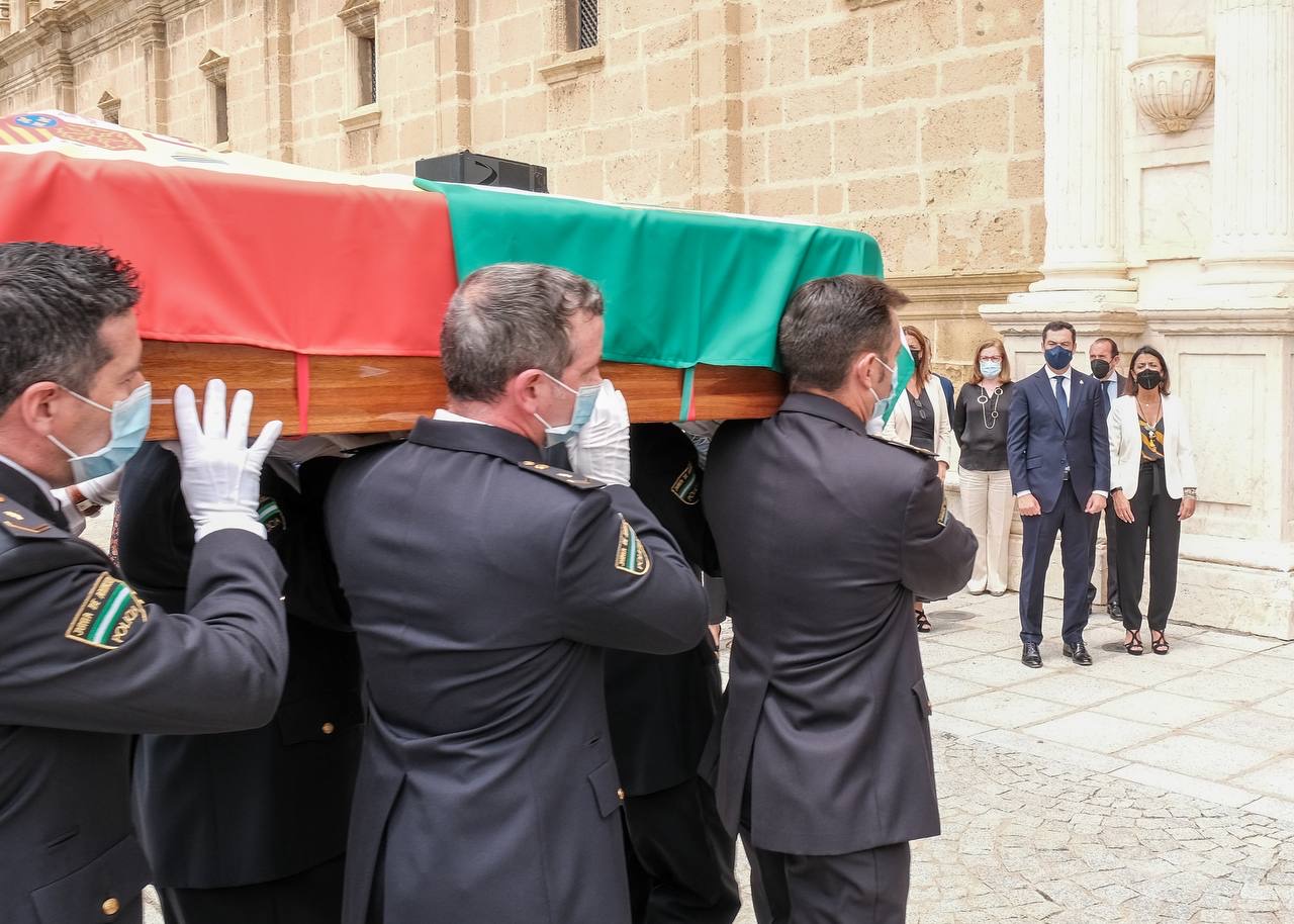 Miembros de la Polica Autonmica portan el fretro de Manuel Clavero Arvalo al interior de la sede del Parlamento de Andaluca en presencia del presidente de la Junta de Andaluca, Juan Manuel Moreno, y de la presidenta del Parlamento, Marta Bosquet y otras autoridades