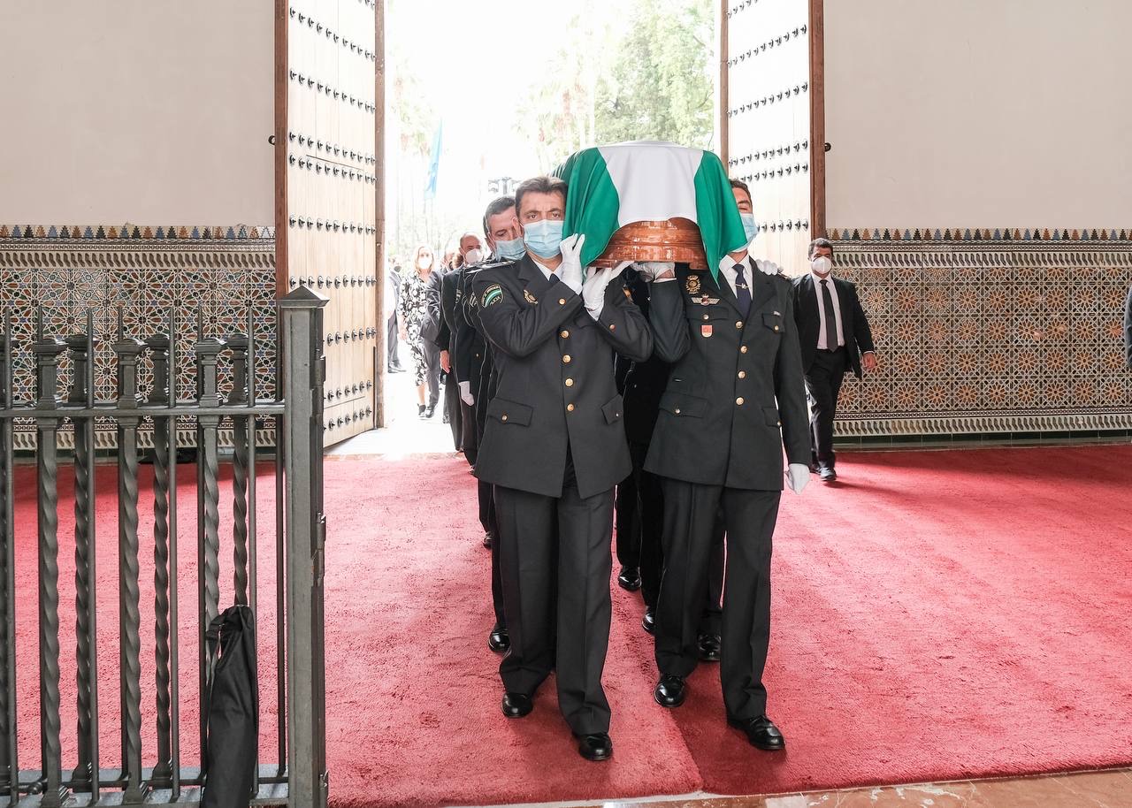  Entrada del fretro de Manuel Clavero Arvalo por el zagun del Patio del Recibimiento del Parlamento de Andaluca, de manos de miembros de la Polica Autonmica