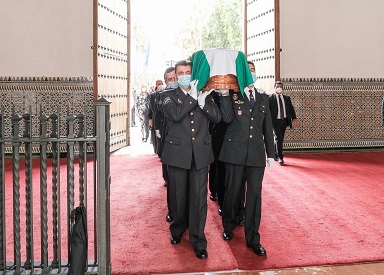  Entrada del fretro de Manuel Clavero Arvalo por el zagun del Patio del Recibimiento del Parlamento de Andaluca, de manos de miembros de la Polica Autonmica