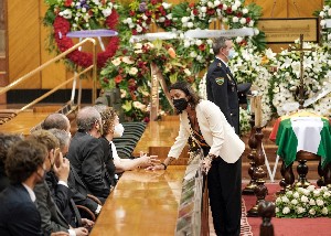  La presidenta del Parlamento, Marta Bosquet, muestra sus condolencias a los familiares de Manuel Clavero Arvalo