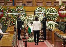   La presidenta del Parlamento, Marta Bosquet, muestra sus respetos ante la capilla ardiente de Manuel Clavero Arvalo