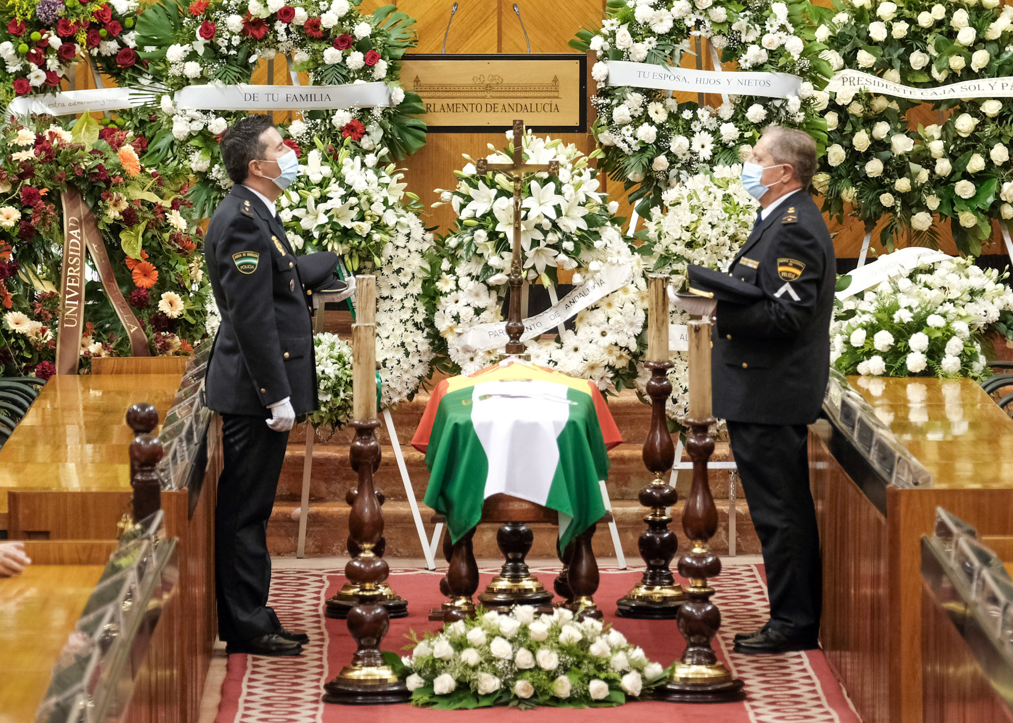   Mandos de la Polica Autonmica velan la capilla ardiente de Manuel Clavero Arvalo en el Saln de Plenos