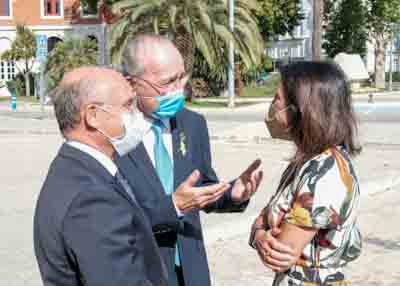Marta Bosquet, presidenta del Parlamento, conversa con Francisco de la Torre, alcalde de Mlaga y con Carlos Rubio, presidente de la Autoridad Portuaria 