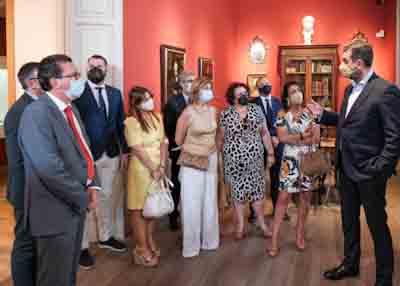  Jos Mara Luna, director del Museo Casa Natal Picasso, explica a la Mesa del Parlamento aspectos de la vida del artista