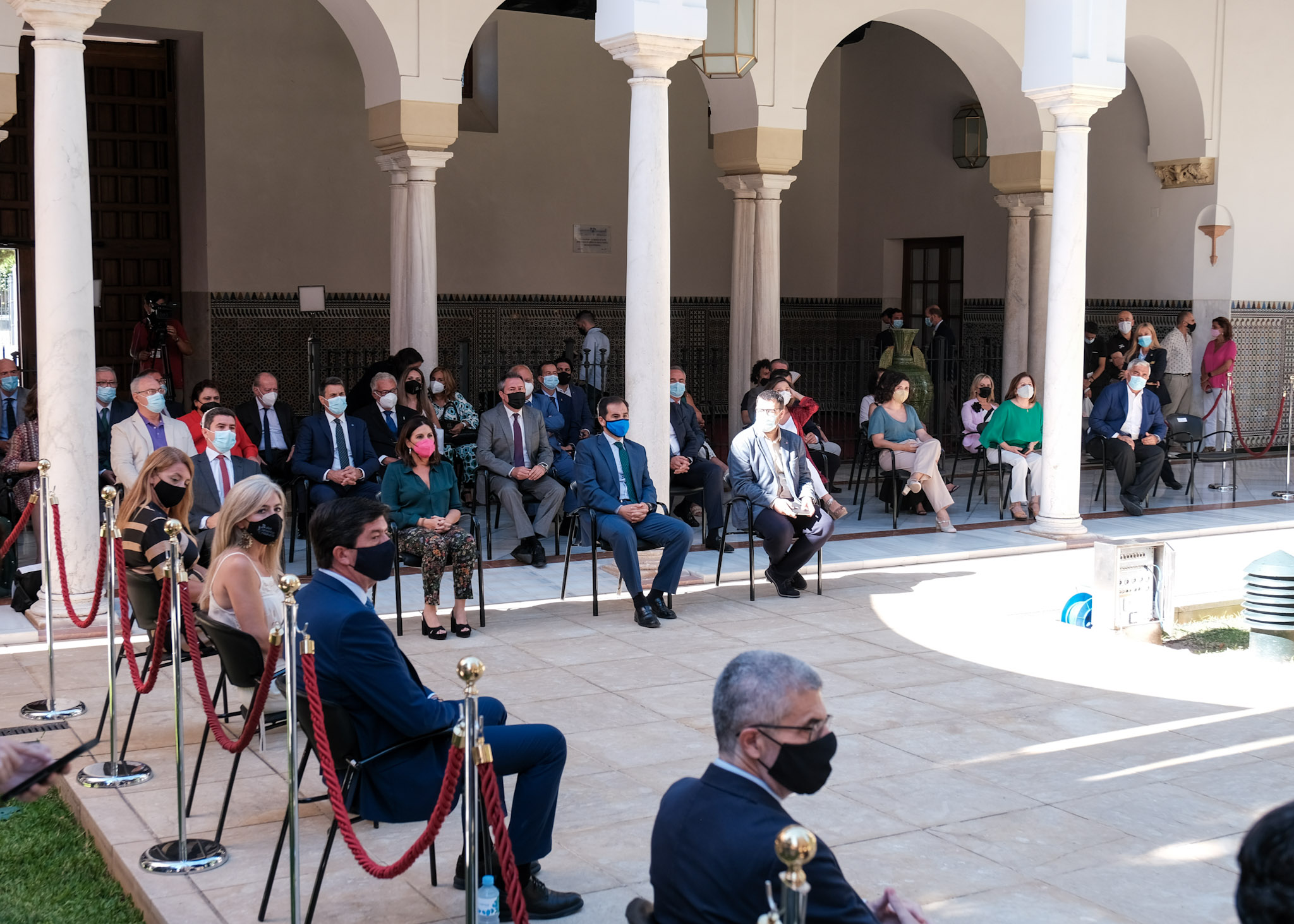 Consejeros, miembros de la Mesa, diputados del Parlamento y autoridades que han acudido al homenaje 